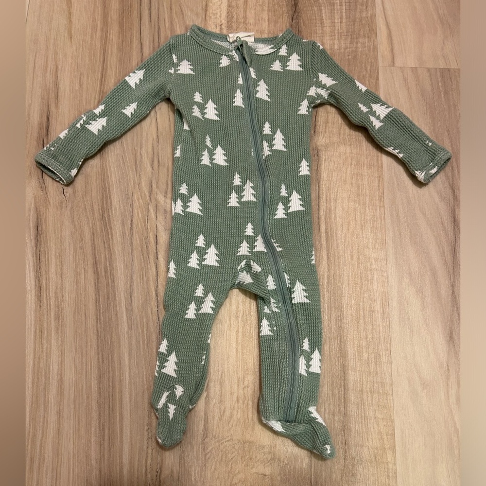 Spearmint Love Green Tree Onesie size 3-6 months